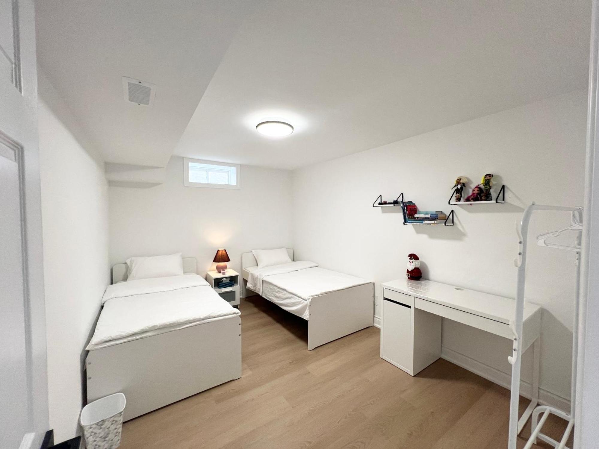 Cozy, Brand-New, 2Bdr,Walkout Apt, Free Parking 리치몬드 힐 외부 사진