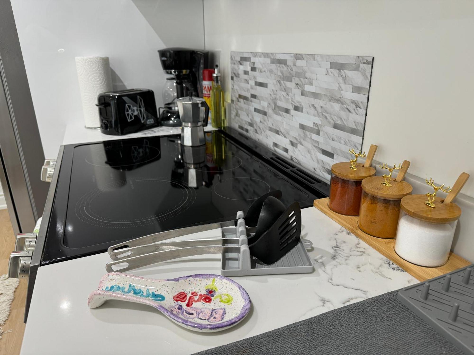 Cozy, Brand-New, 2Bdr,Walkout Apt, Free Parking 리치몬드 힐 외부 사진