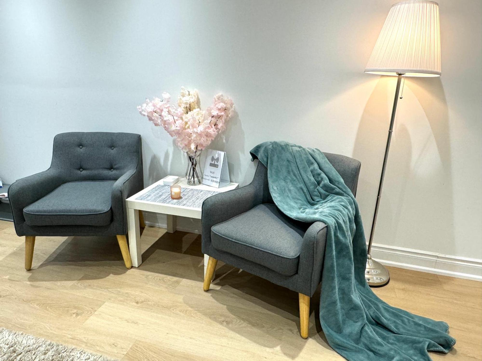 Cozy, Brand-New, 2Bdr,Walkout Apt, Free Parking 리치몬드 힐 외부 사진