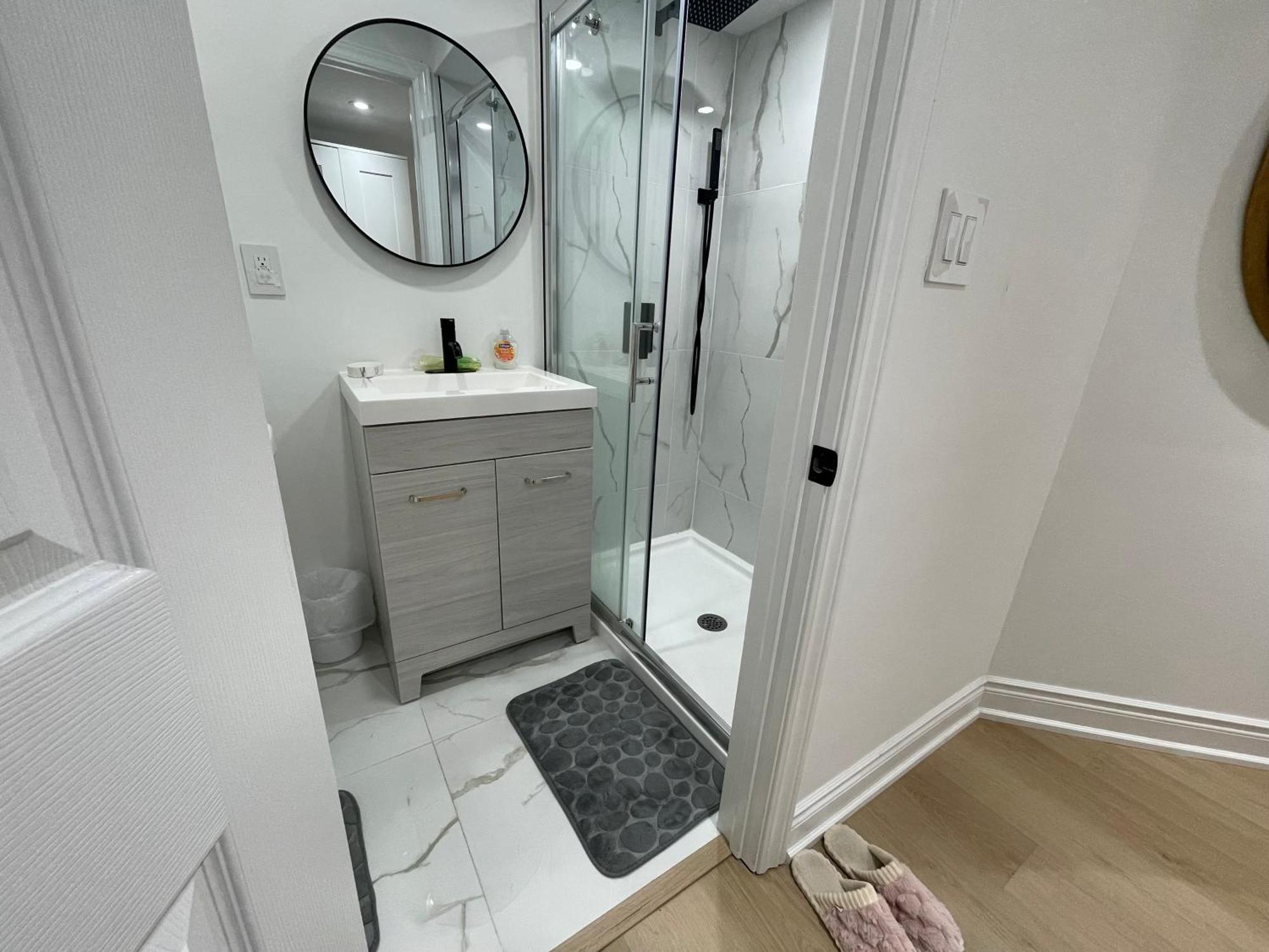 Cozy, Brand-New, 2Bdr,Walkout Apt, Free Parking 리치몬드 힐 외부 사진