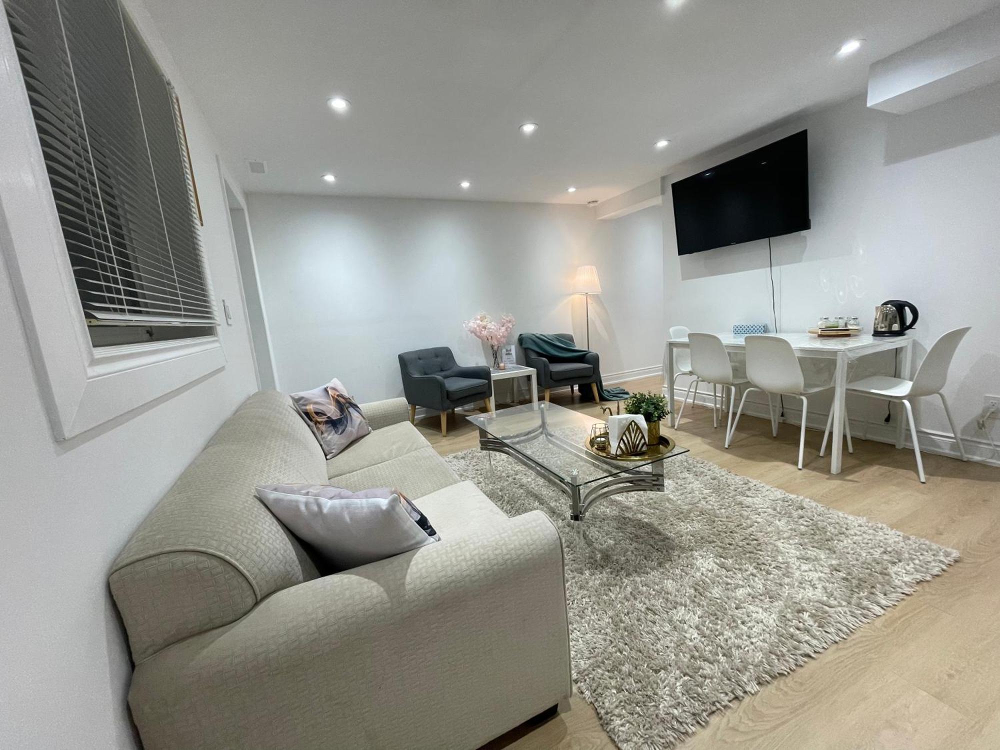Cozy, Brand-New, 2Bdr,Walkout Apt, Free Parking 리치몬드 힐 외부 사진