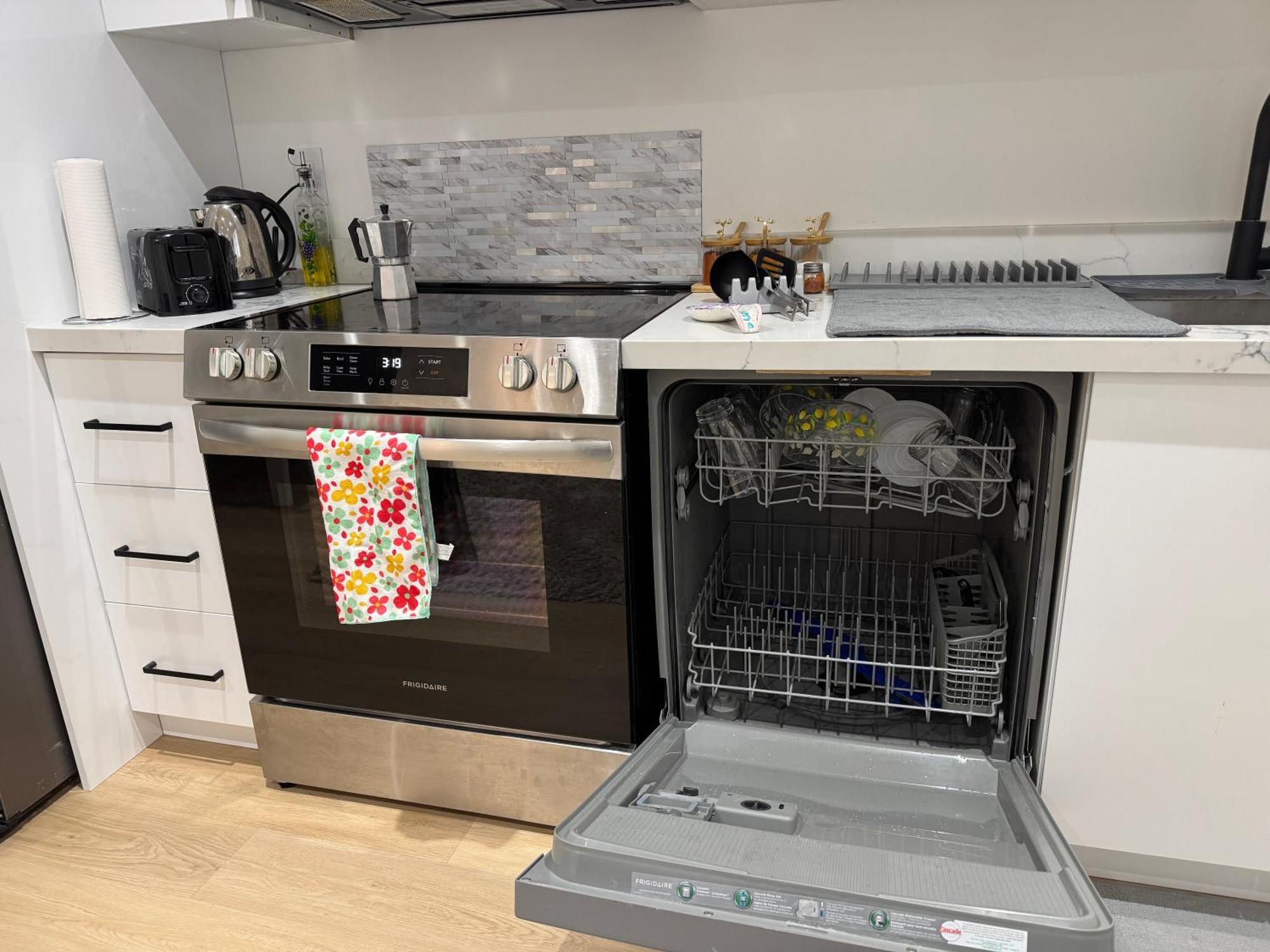 Cozy, Brand-New, 2Bdr,Walkout Apt, Free Parking 리치몬드 힐 외부 사진