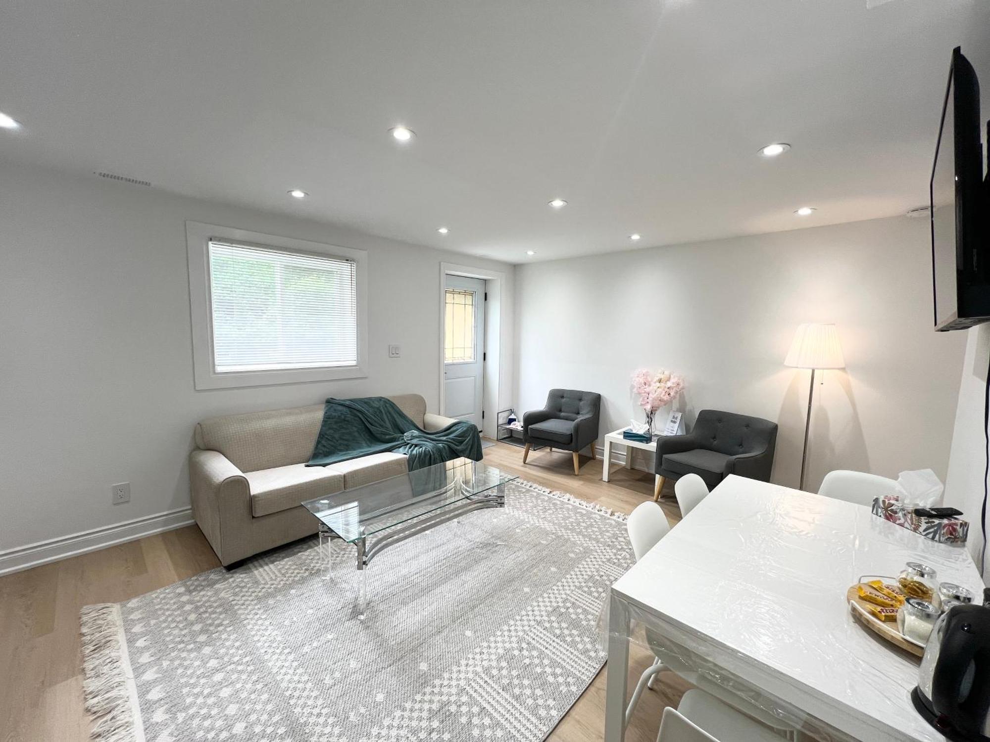 Cozy, Brand-New, 2Bdr,Walkout Apt, Free Parking 리치몬드 힐 외부 사진